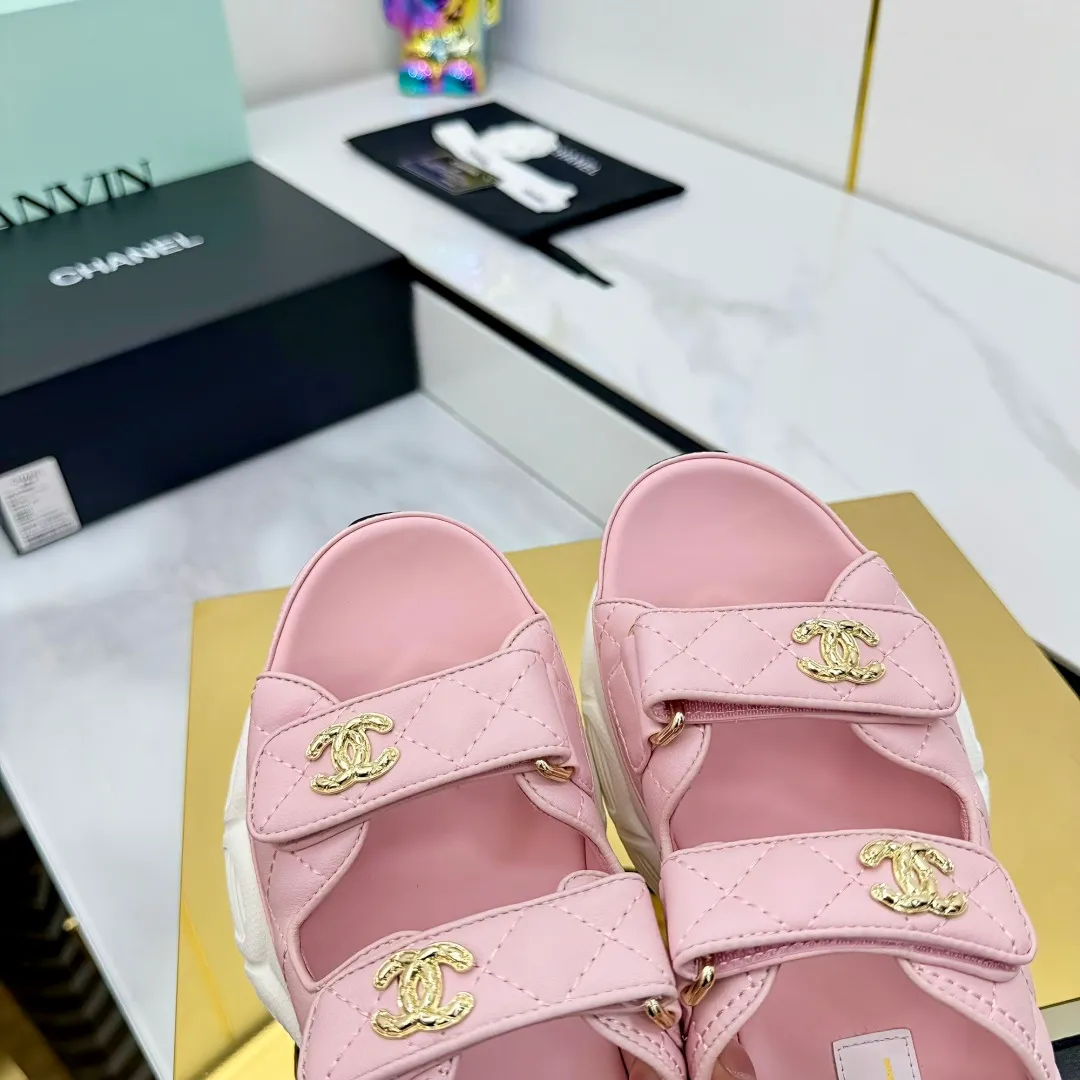 👟👟Ex-factory price 660👟👟 Top version... Chanel｜Chanel Xiaoxiang Velcro Beach Slippers Slippers Casual Beach Shoes 25ss Spring and Summer New Style! Beach shoes are a hit all over the internet! The latest model from the counter, I am still willing to buy it on my feet. It must be ranked among the most popular models. It is invincible in all seasons. Various bloggers and Internet celebrities can see the matching styles. Highly recommended. Pearlescent sheepskin upper, sheepskin lining, suede for the feet. Original open-molded TPU outsole size: 35-40 (customized for 40 and 41). Full set of original packaging 👉 👉